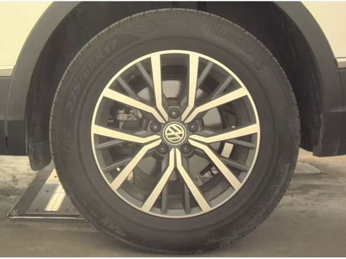 Used 2020 Volkswagen Tiguan SE image 12