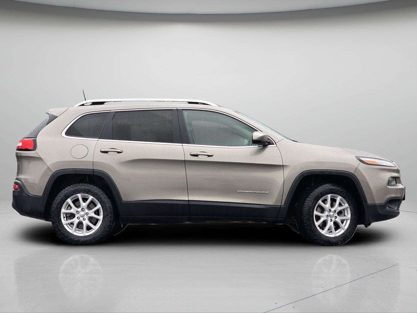 Used 2018 Jeep Cherokee Latitude Plus w/ Cold Weather Group AWD/4WD image 25