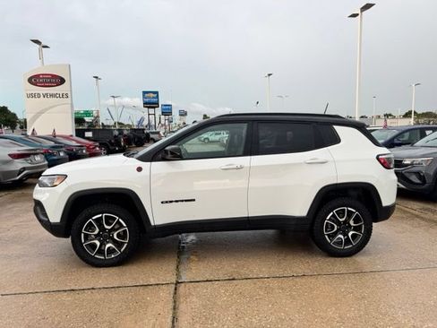 Used 2025 Jeep Compass Trailhawk AWD/4WD image 7