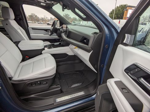 New 2026 Chevrolet Suburban Premier w/ Sun And Tow Package AWD/4WD image 10