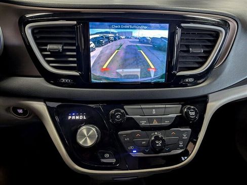 Used 2017 Chrysler Pacifica Touring w/ Tire & Wheel Group image 21