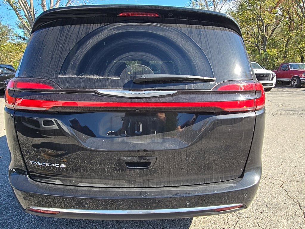 Used 2025 Chrysler Pacifica Select FWD image 6