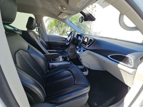 Used 2023 Chrysler Pacifica Touring-L FWD image 9