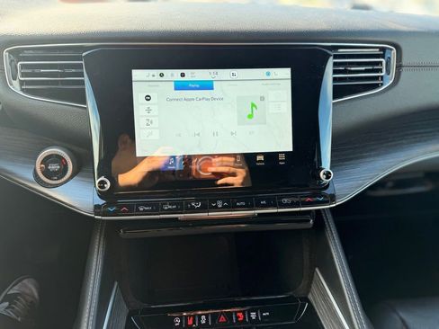 Certified 2024 Jeep Wagoneer Series II w/ Flexible Seating Group image 10