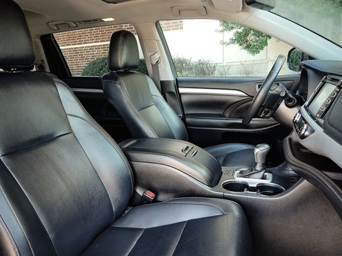 Used 2019 Toyota Highlander XLE image 25