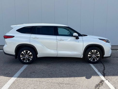Used 2021 Toyota Highlander XLE w/ Protection Package #3 (TMS) AWD/4WD image 7