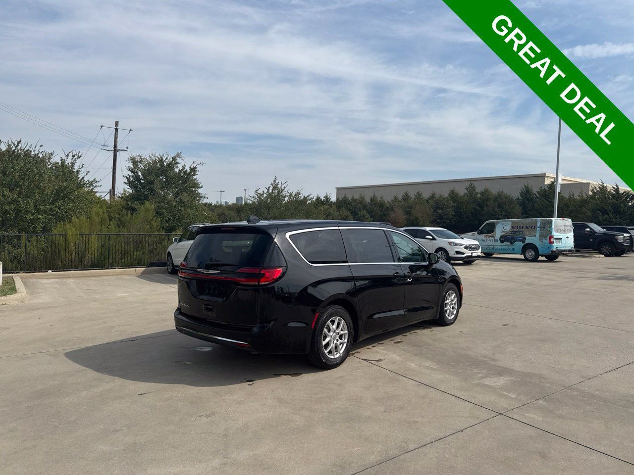 Used 2024 Chrysler Pacifica Touring-L FWD image 5