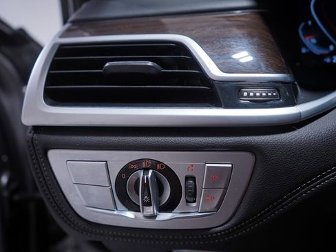 Used 2022 BMW 750i xDrive w/ Executive Package image 19