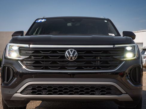 Used 2024 Volkswagen Atlas Cross Sport SE FWD image 3