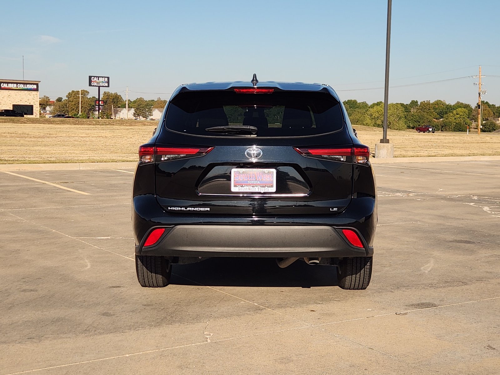 Used 2024 Toyota Highlander LE FWD image 8