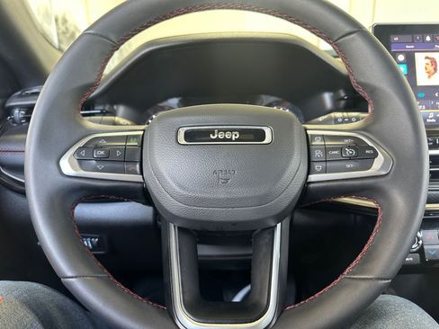 Used 2025 Jeep Compass Trailhawk image 27
