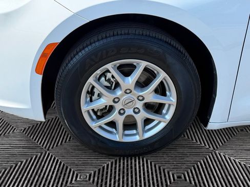 Used 2024 Chrysler Pacifica Touring-L FWD image 14