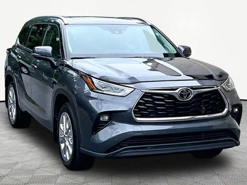 Certified 2025 Toyota Highlander Limited FWD image 3