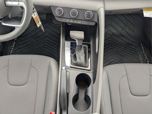 Certified 2025 Hyundai Elantra SE FWD image 16