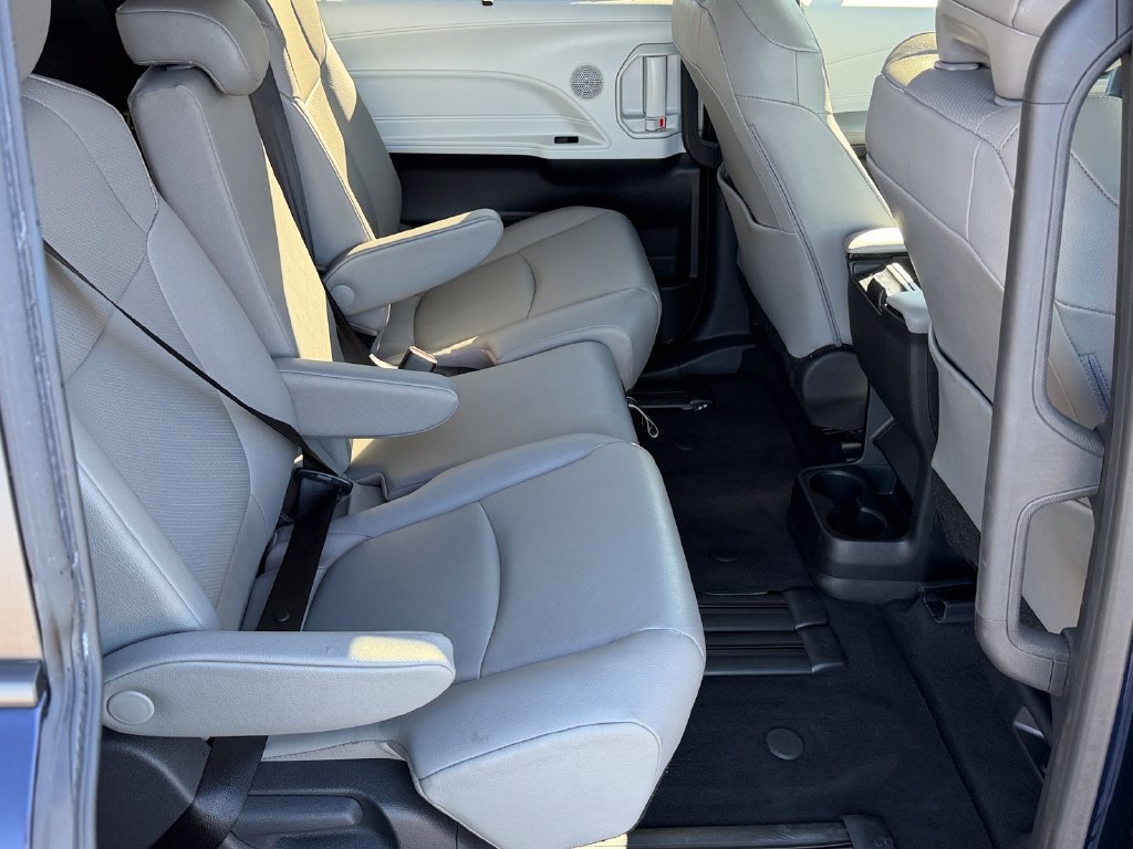 Used 2026 Toyota Sienna XLE FWD image 23