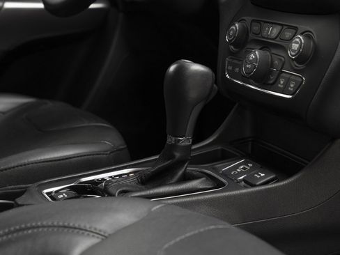 Used 2019 Jeep Cherokee Limited image 30