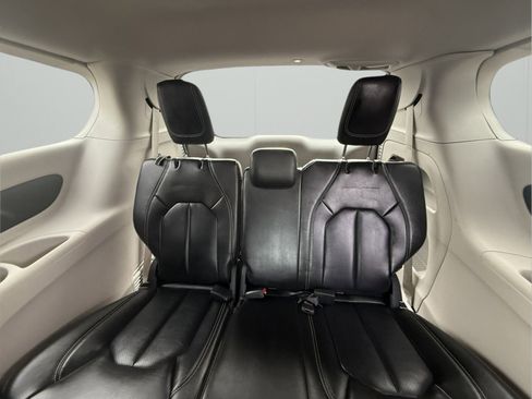 Used 2024 Chrysler Pacifica Touring-L image 11