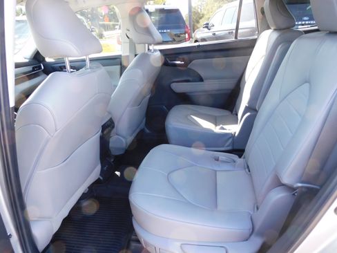 Used 2023 Toyota Highlander XLE image 13