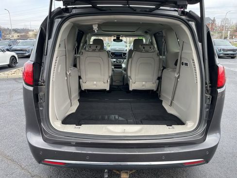 Used 2020 Chrysler Pacifica Limited image 36