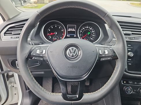 Certified 2021 Volkswagen Tiguan SE w/ Panoramic Sunroof Package image 19