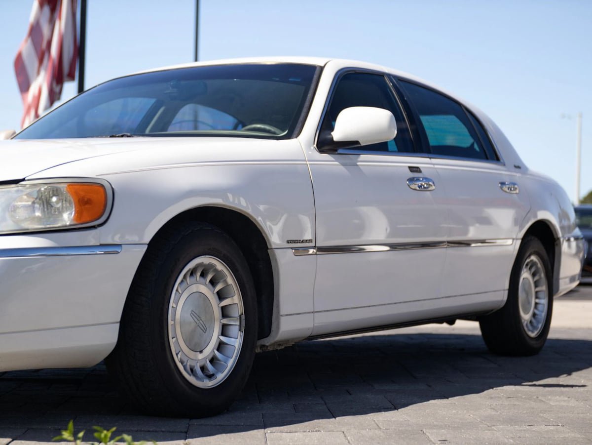 Used 2000 Lincoln Town Car Executive RWD image 7
