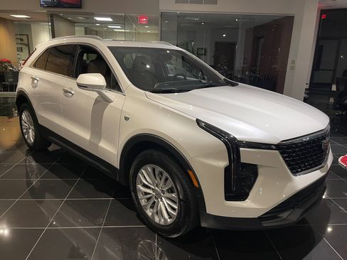 Certified 2024 Cadillac XT4 Luxury w/ Cold Weather Package image 8