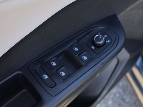 New 2026 Volkswagen Taos SE image 11