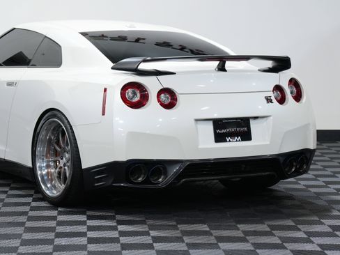 Used 2015 Nissan GT-R Black Edition image 17