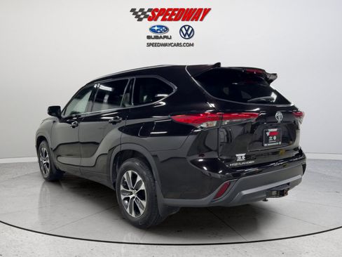 Used 2021 Toyota Highlander XLE AWD/4WD image 8