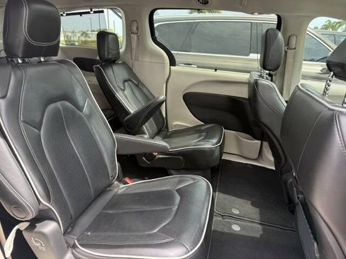 Used 2023 Chrysler Pacifica Limited FWD image 14