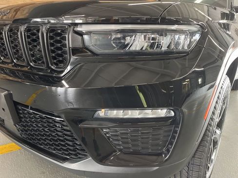 Used 2023 Jeep Grand Cherokee Limited w/ Black Appearance Package AWD/4WD image 10