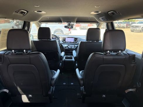 Used 2025 Chrysler Pacifica Select FWD image 17