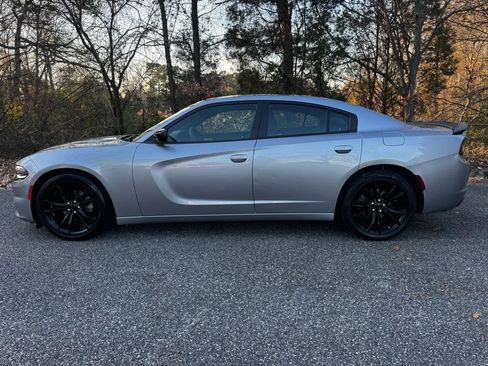Used 2016 Dodge Charger SE w/ Blacktop Package image 2