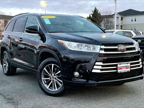 Used 2017 Toyota Highlander XLE image 2