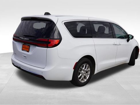 Used 2026 Chrysler Pacifica Select FWD image 3