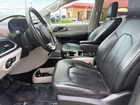 Used 2020 Chrysler Pacifica Touring-L FWD image 13