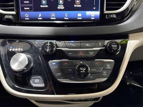 Used 2023 Chrysler Pacifica Touring-L FWD image 37