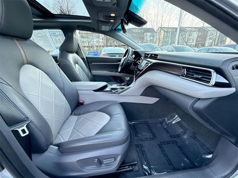 Used 2018 Toyota Camry XLE image 25