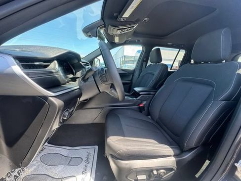 Used 2025 Jeep Grand Cherokee 4WD image 13