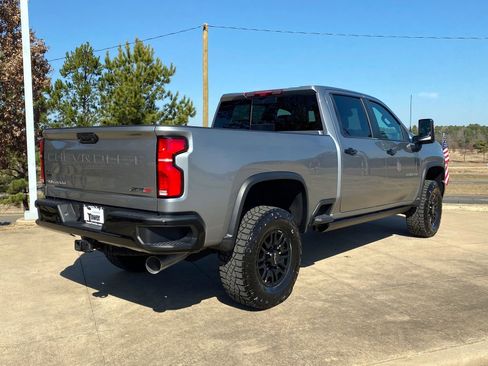 Used 2025 Chevrolet Silverado 2500 ZR2 w/ Technology Package image 6