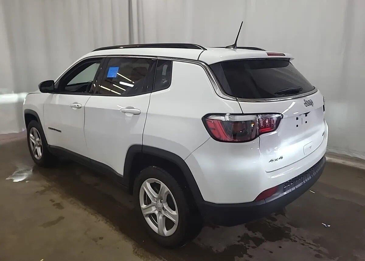Used 2023 Jeep Compass Latitude w/ Convenience Group AWD/4WD image 3