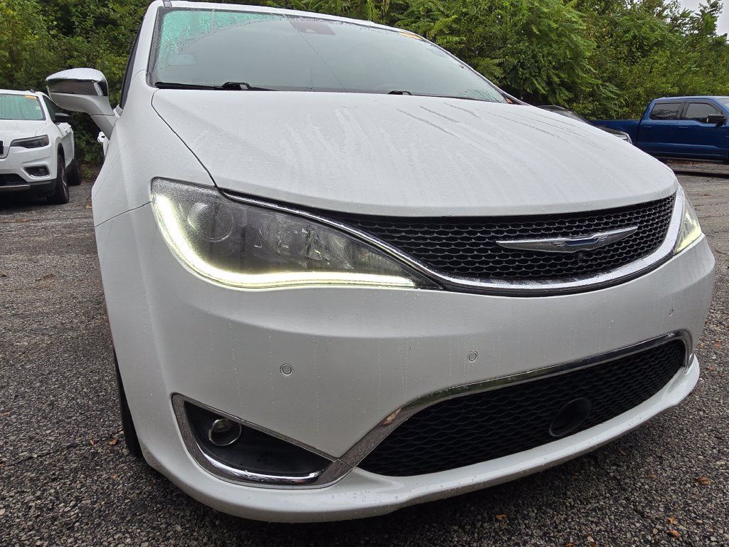 Used 2018 Chrysler Pacifica Limited w/ Advanced Safetytec Group FWD image 11