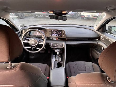 Used 2025 Hyundai Elantra SE FWD image 14
