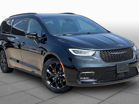 Used 2025 Chrysler Pacifica Limited FWD image 3