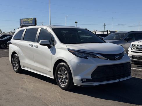 Used 2021 Toyota Sienna XLE image 14