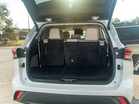 Used 2021 Toyota Highlander XLE image 17