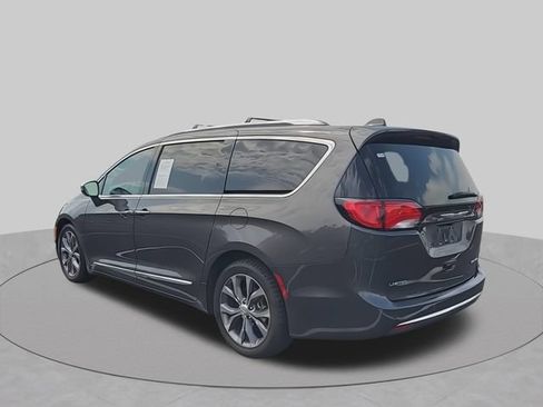 Used 2018 Chrysler Pacifica Limited w/ Tire & Wheel Group FWD image 6
