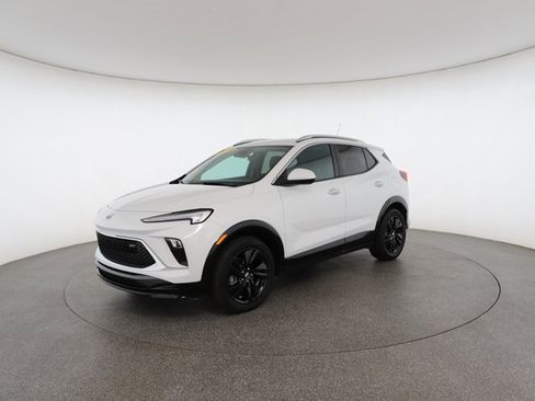 Used 2024 Buick Encore GX Sport Touring image 2