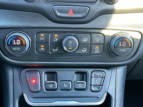 Used 2020 GMC Terrain SLE w/ Driver Convenience Package image 16