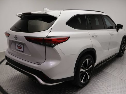 Used 2022 Toyota Highlander XSE FWD image 8